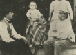 A. Kitzberg Pöögle koolimaja rõdul 1901 (1902 ?) a. suvel. A. Kitzbergi abikaasa, poeg Hans, vend Jaan abikaasaga - KM EKLA