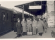 Kirjanikud Tallinna jaamas 1938. a. (vasakult: J. Parijõgi, F. Tuglas, M. Jürna, Peet Vallak, J. Semper) - KM EKLA