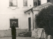 Fr. Tuglas vaatleb endist Ahja häärberit 1963. a. - KM EKLA