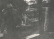 Fr. Tuglas Jaan Suitsu kalmu juures Võnnu kalmistul 1963. a. - KM EKLA