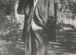 Friedebert Tuglas oma aias 6. VI 1963. a. - KM EKLA
