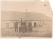 Pahuvere koolimaja. Seisavad: Ants Kurrik, Johannes Semper vanematega ja õe-vennaga - KM EKLA