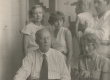 Eduard Vilde (vasakul all), Johannes Semper abikaasa ja tütrega (paremal), Emilio Vares (keskel) ja Jõesaar (vasakul) Pärnus 1932. a. suvel - KM EKLA