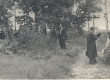 L. Koidula haual 1944. a. suvel. Paremal istuvad: D. Vaarandi, J. Semper; keskel: J. Jensen - KM EKLA