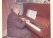 Johannes Aavik klaverit mängimas - KM EKLA