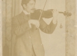 Johannes Aavik viiuldamas - KM EKLA