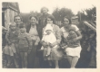 Johannes Aaviku tädi (vas. II) täditütar Marie Sepp (taga) ja tädipoeg Oskar Sepa naine ja lapsed - KM EKLA