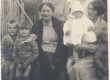 Johannes Aaviku tädi (vas II), tädipoeg Oskari naine ja lapsed - KM EKLA