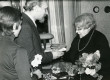 Betti Alver vastu võtmas õnnitlusi oma 75. juubelil Tartu Kirjanike Majas 27. XI 1981 - KM EKLA