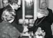 Betti Alveri 75. juubeliõhtu Tartu Kirjanike majas 27. nov. 1981. a. Poetessi õnnitlevad Jaan Kross ja Ellen Niit (seljaga). Taga seisavad Harald Peep ja Kalju Kääri - KM EKLA
