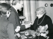 Betti Alveri 75. juubeliõhtu Tartu Kirjanike majas 27. nov. 1981. a. Poetessi õnnitleb Enn-Kaarel Hellat - KM EKLA