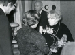 Betti Alveri 75. juubeliõhtu Tartu Kirjanike majas 27. nov. 1981. a. Poetessi õnnitlevad Ellen Niit ja Jaan Kross. Taga seisab Kalju Kääri - KM EKLA