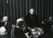 Betti Alver kõnelemas oma  75. juubeliõhtul Tartu Kirjanike majas 27. nov. 1981. a. Kohvilauas istuvad Kalju Kääri jt - KM EKLA