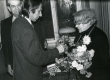 Betti Alver oma 75. juubeliõhtul Tartu Kirjanike majas 27. nov. 1981. a. Poetessi õnnitleb Hando Runnel, taga seisab Harald Peep - KM EKLA
