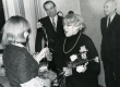 Betti Alveri 75. juubeliõhtu Tartu Kirjanike majas 27. nov. 1981. a. Poetessi õnnitleb Tuulikki Raudalainen, taga seisavad Harald Peep (vas.) ja Kalju Kääri - KM EKLA