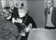 Betti Alveri 75. juubeliõhtu Tartu Kirjanike majas 27. nov. 1981. a. Poetessi õnnitleb Ellen Niit, taga seisavad Kalju Kääri ja Ain Kaalep - KM EKLA