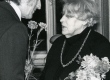 Betti Alveri 75. juubeliõhtu Tartu Kirjanike majas 27. nov. 1981. a. Poetessi õnnitleb Eduard Vääri - KM EKLA