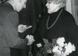 Betti Alveri 75. juubeliõhtu Tartu Kirjanike majas 27. nov. 1981. a. Poetessi õnnitleb Nikolai Preiman. Taga seismas Indrek Toome  - KM EKLA