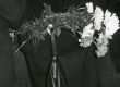 Betti Alver oma 75. juubeliõhtul Tartu Kirjanike majas 27. nov. 1981. a. Taga seisavad Aivo Lõhmus jt - KM EKLA