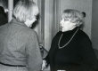 Betti Alverit õnnitleb Mall Sarv tema 75. juubeliõhtul Tartu Kirjanike majas 27. XI 1981. a - KM EKLA
