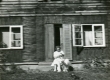 Betti Alver Valgemetsas kitsega, istumas maja trepil aug. 1952 - KM EKLA