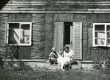 Betti Alver istumas maja trepil koos laste, kitse ja koeraga aug. 1952 - KM EKLA