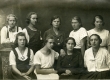 E.N.K.S. Tütarlaste Gümnaasiumi õpilased [VI a kl. 1921. a.].M. Lukk, [M. Kesikmarj], Betti Alver, E. Wiira, E. Jaska, M. Soosaar, L. Ummer, [S.Perv] - KM EKLA