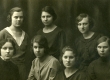 E.N.K.S. Tütarlaste Gümnaasiumi õpilased VII a kl. 1922. a. B. Alver, M. Ehrenberg, L. Paigaline, Kilkson,  S. Reial, [S. Lepik], M. Touart - KM EKLA