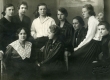 E.N.K.S. Tütarlaste Gümnaasiumi õpilased [1922]. A. Milian, H. Kokk, E. Jaska, L. Ummer, E. Reili, B. Alver jt - KM EKLA