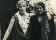 Betti Alver tundmatu naisterahvaga [1920-te II pool] - KM EKLA