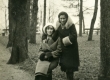 Betti Alver tundmatuga Toomel [1930-te aastate alul] - KM EKLA