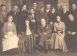 Hindrey, Karl August - ees keskel "Raidaru kirikumõisa" tegelastega "Estonias" 1935 - KM EKLA