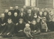 Murru algkooli (Ristoli talus) õpilased ja õpetaja Mart Kiirats (Mats Mõtslane) 1932. või 1933. a.  - KM EKLA