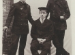 Hendrik Adamson (istub keskel), luuletaja ja kooliõpetaja 1912 (?) a. - KM EKLA