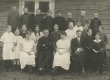 Hendrik Adamson (istub keskel) oma õpilaste ja kaasõpetajatega 1. VI 1923. a. - KM EKLA