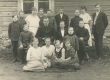 Hendrik Adamson (istub keskel) oma õpilaste ja kaasõpetajatega 1. VI 1923. (?)a. - KM EKLA