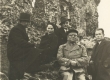 Hendrik Adamson (istub esiplaanil) grupifotol Viljandi lossivarmeis 10.11.1935.a. - KM EKLA