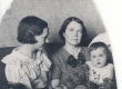 Ernst Enno tütar Liki, abikaasa ja tütretütar Elin - KM EKLA