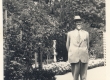 Andres Saal oma aias Hollywoodis 1928. a. - KM EKLA