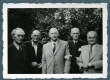 Friedebert Tuglas (vas. 1.) ja Aleksander Tassa (vas. 2.) grupifotol - KM EKLA