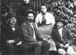 Jaan Kitzberg, August Kitzberg, Johanna Kitzberg ja Peeter Nõges Pöögle koolimaja trepil 1906  - KM EKLA