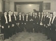 Artur Adson (keskel, kingitusega) oma 50. sünnipäeval 1939. a. Karl Leinuse kooriga - KM EKLA