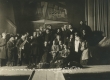 Artur Adson (ees keskel) etenduse "Läheb mööda" tegelaskonnaga 1923. a. - KM EKLA