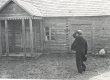 Friedebert Tuglas Karilatsis, maja ees, milles ta kord elas, juuli 1938 - KM EKLA