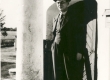 Friedebert Tuglas Reola kõrtsi ees 1938. a. Orig.: F. Tuglase majamuuseumis - KM EKLA