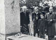 Jaan Oksa haual Rahumäe kalmistul sept. 1948. Paremal F. Tuglas, E. Tuglas - KM EKLA