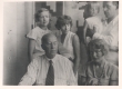 Eduard Vilde, Aurora Semper, pr. Jõesaar, Emilie Vares-Barbarus ja Johannes Semper tütrega Pärnus 1932. a. suvel - KM EKLA