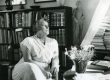Betti Alver oma elukohas Tartus, Koidula tn. 8-2 augustis 1959. a.  - KM EKLA