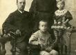 Betti Alver koos venna ja vanematega perekonnapildil u 1910. a. - KM EKLA