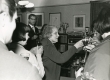 Betti Alver J. Liivi nim. luuleauhinna vastuvõtmisel koos külalistega aprillis 1968. a. oma kodus Koidula tn. 8-2 - KM EKLA